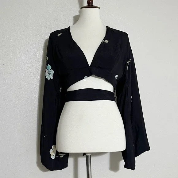 Free People Black Floral Print Kimono Wrap Top Blouse Cropped Long Sleeve S - Picture 1 of 10